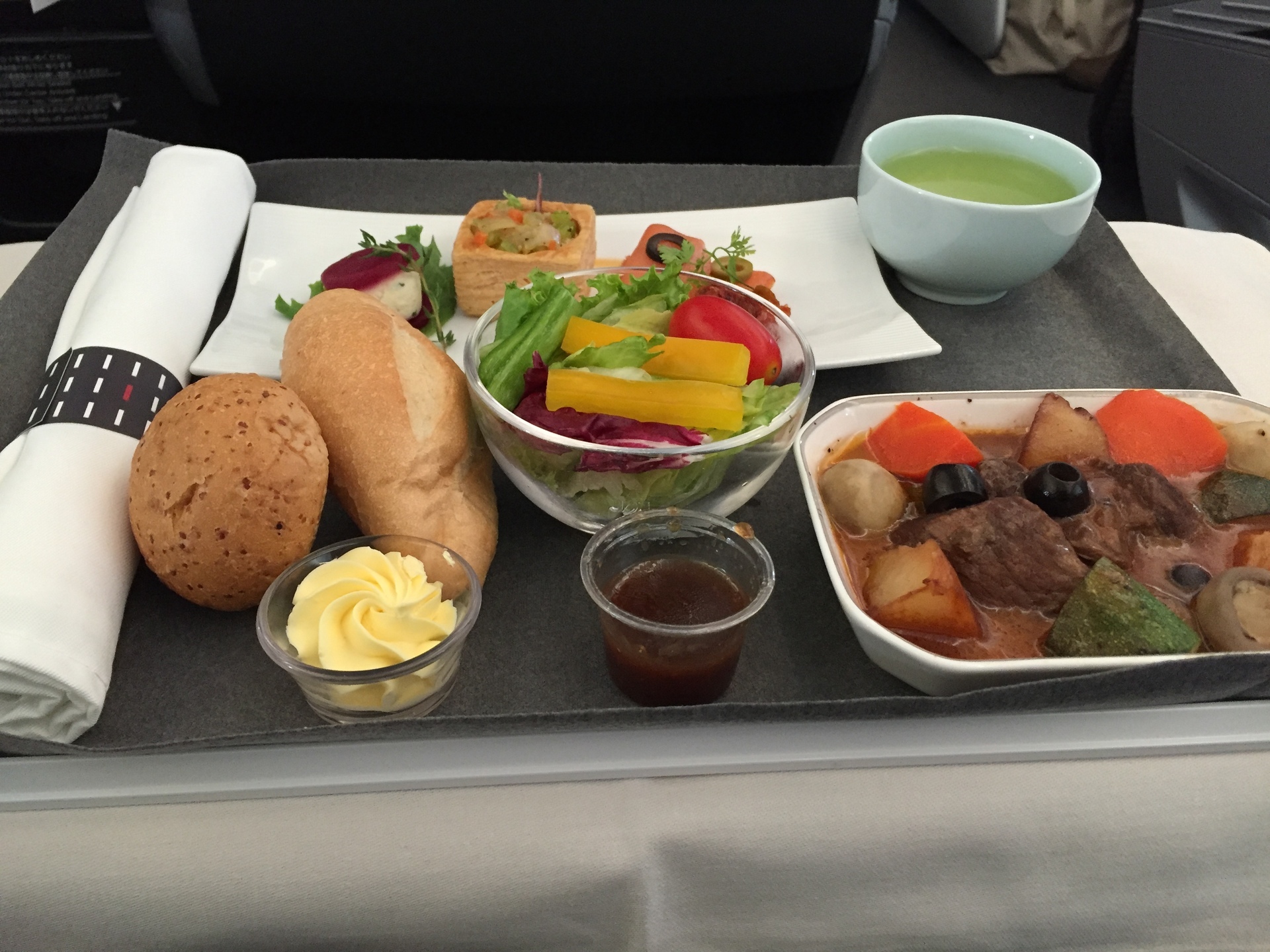 桃園国際空港 Tpe 関空 Kix のビジネスクラス機内食 です