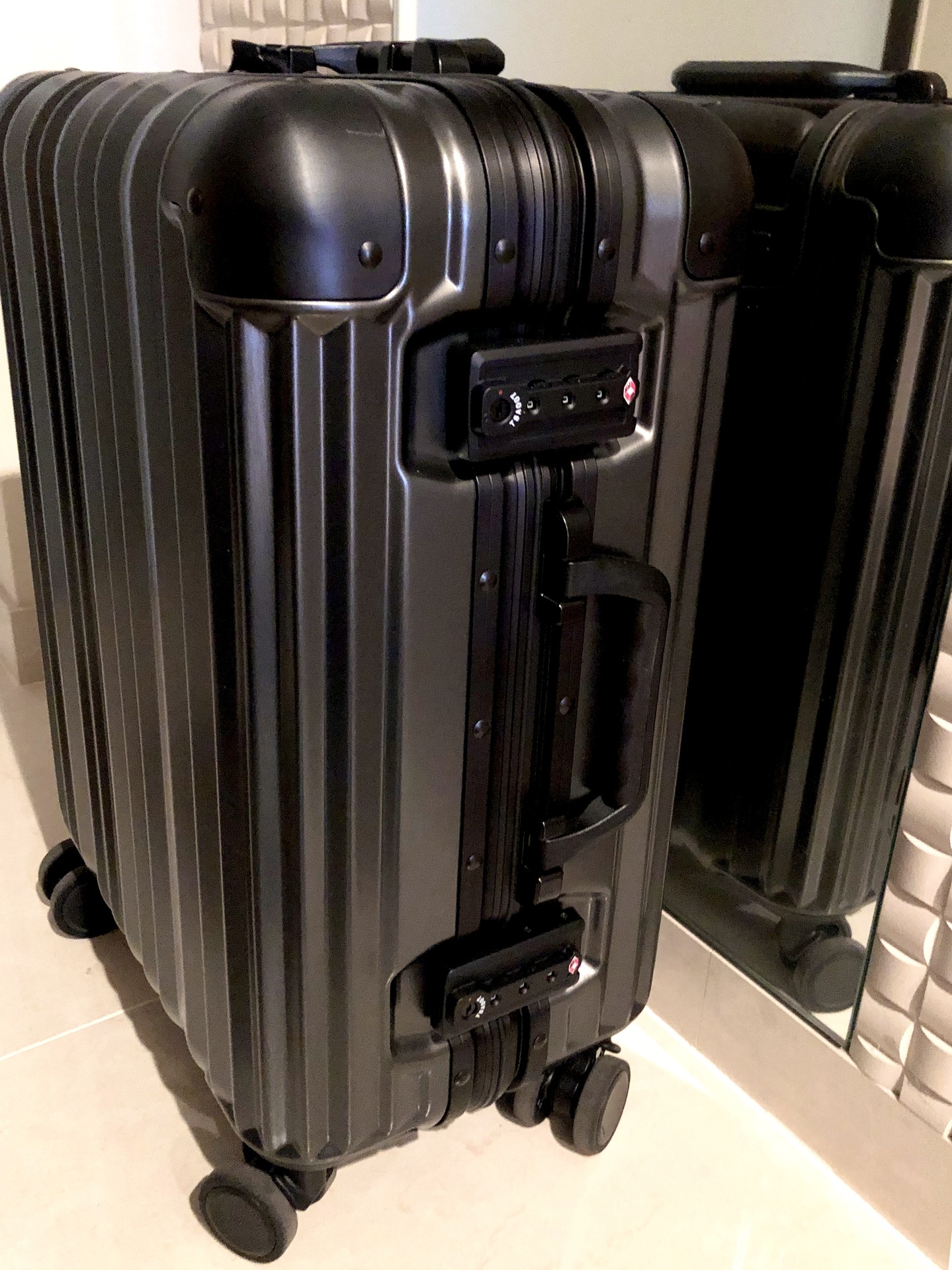 RICARDO BEVERLY HILLS 】機内持ち込み可能スーツケースを購入